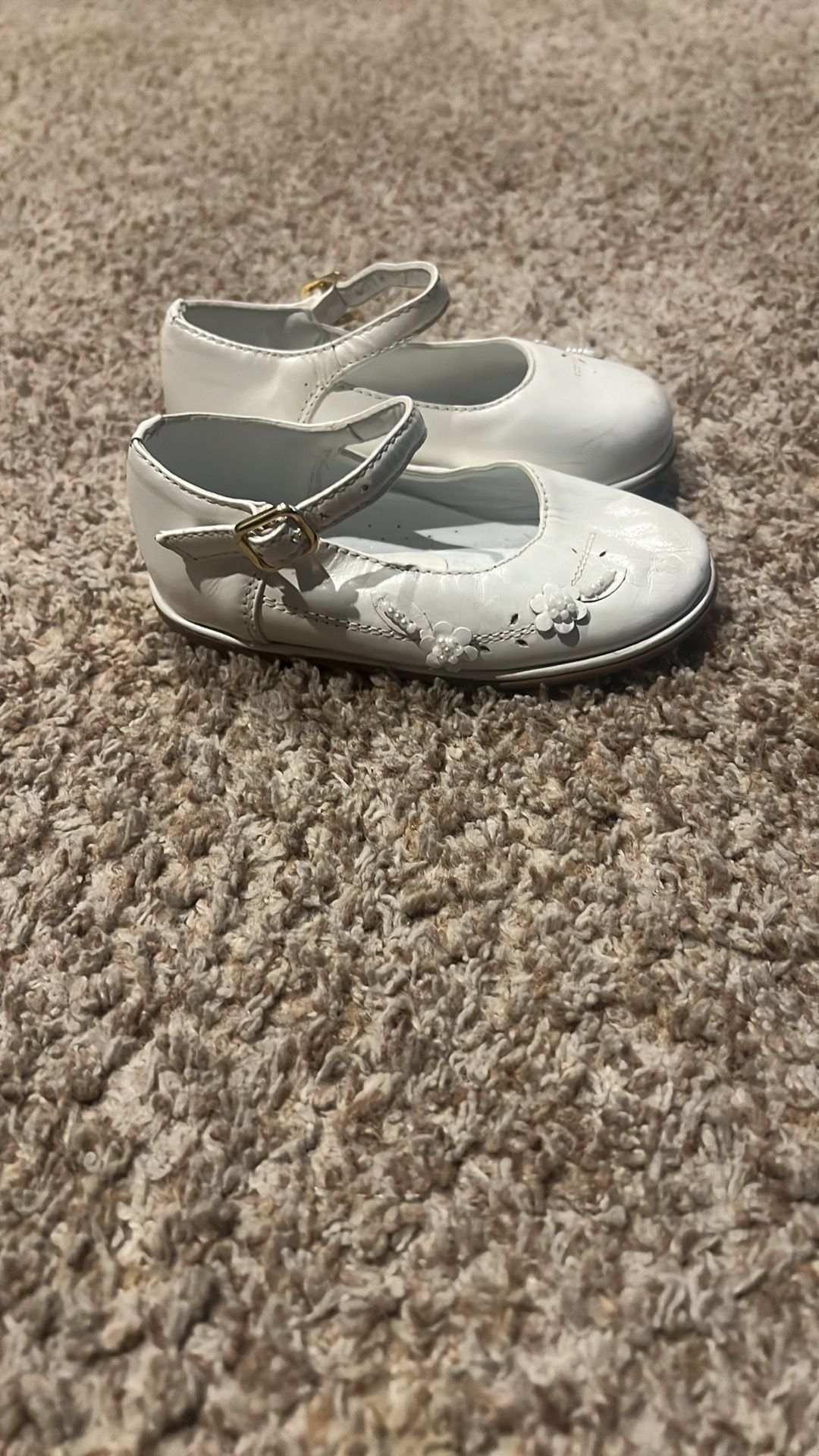 pretty me usa baby girl white dress shoes baptism size 1 have creases/scratches 