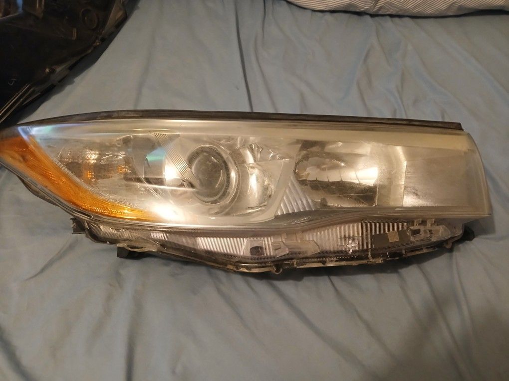 2014 - 2016 Toyota Highlander front headlights