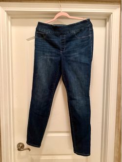 Chicos pull on jeans