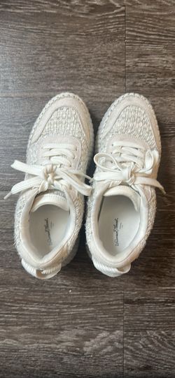 Universal thread women’s size 6