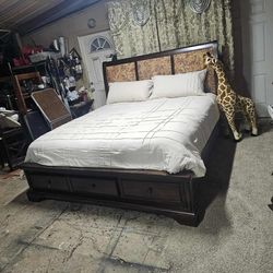 Beautiful king 🤴 sz bed 🛌 frame with mattress