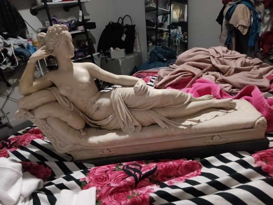 Renaissance Aon King Woman Statue
