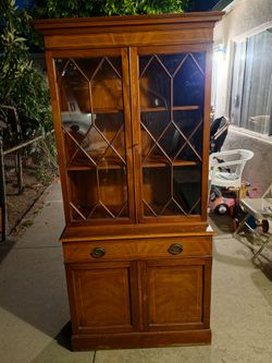 Vintage Mahogany China Cabinet – Classic Hepplewhite Style.