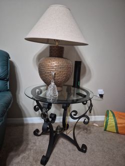 Tres mesa con 2 lámparas (Three small tables w/ 2 lamps)