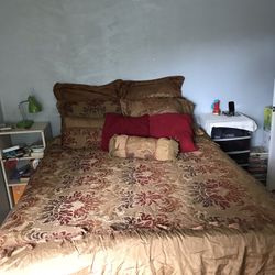 LIKE NEW RED AND GOLD KING HEAVYWEIGHT COMFORTER