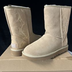 UGG W CLASSIC SHORT METALLIC SNAKE W/GOLD