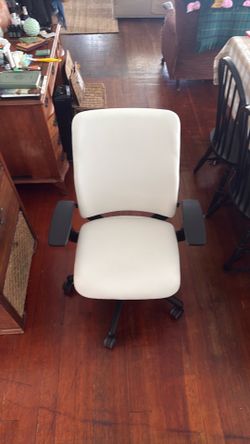 Used Steelcase Amia Leather White-ERGONOMIC