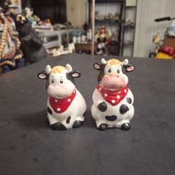 Set Of Ceramic Cow Salt & Pepper Shakers With Red Polka Dot Bandanas 3" Tall