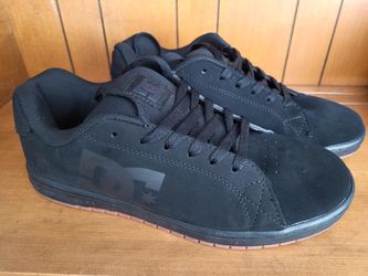 Men's sneakers DC Casual Gaveler Low Skate Shoes  Black on Black sz 10
Exc. Worn once twice 