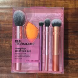 Real Techniques Everyday Essential Set; Face+ Eye + Cheek Brush 