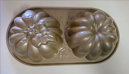 Williams Sonoma Nordic Ware 3D Baby Pumpkin Duet Bundt pan