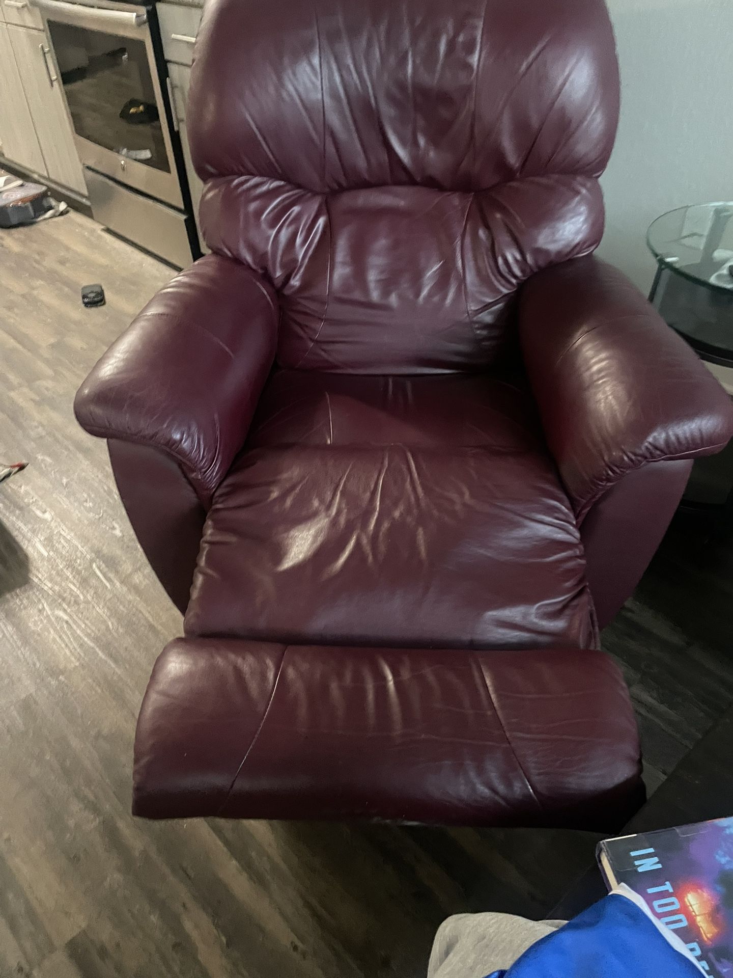 Lazyboy Recliner, Leather, Good Conditions, Non Smoking No Pet House