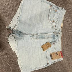 Woman Levi’s Shorts