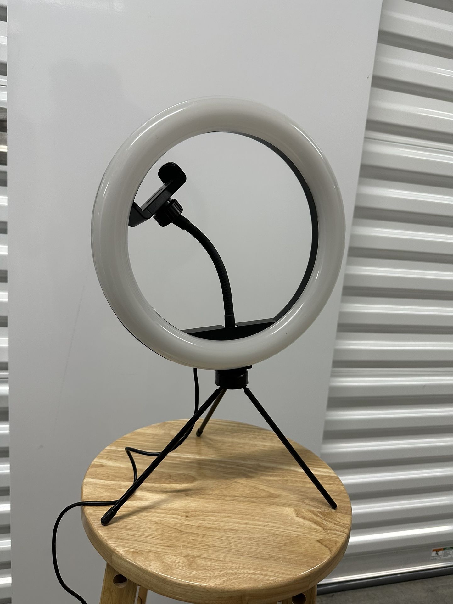 Stand-Up Ring Light