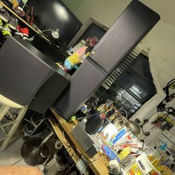 Subwoofer With Amplifier Y Dos Bafles Grandes 