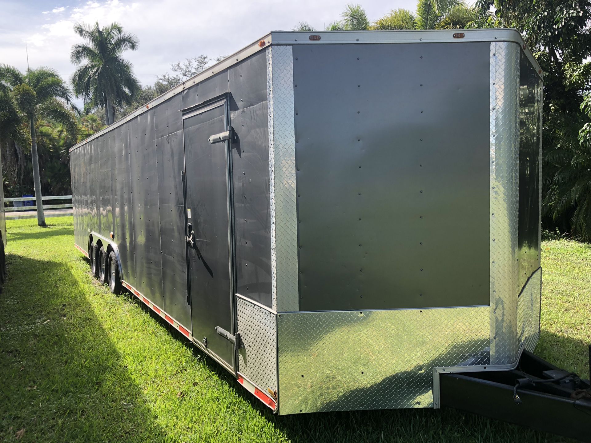 32 Foot trailer 2017 with insulated interior, triple 6000 axle, brakes