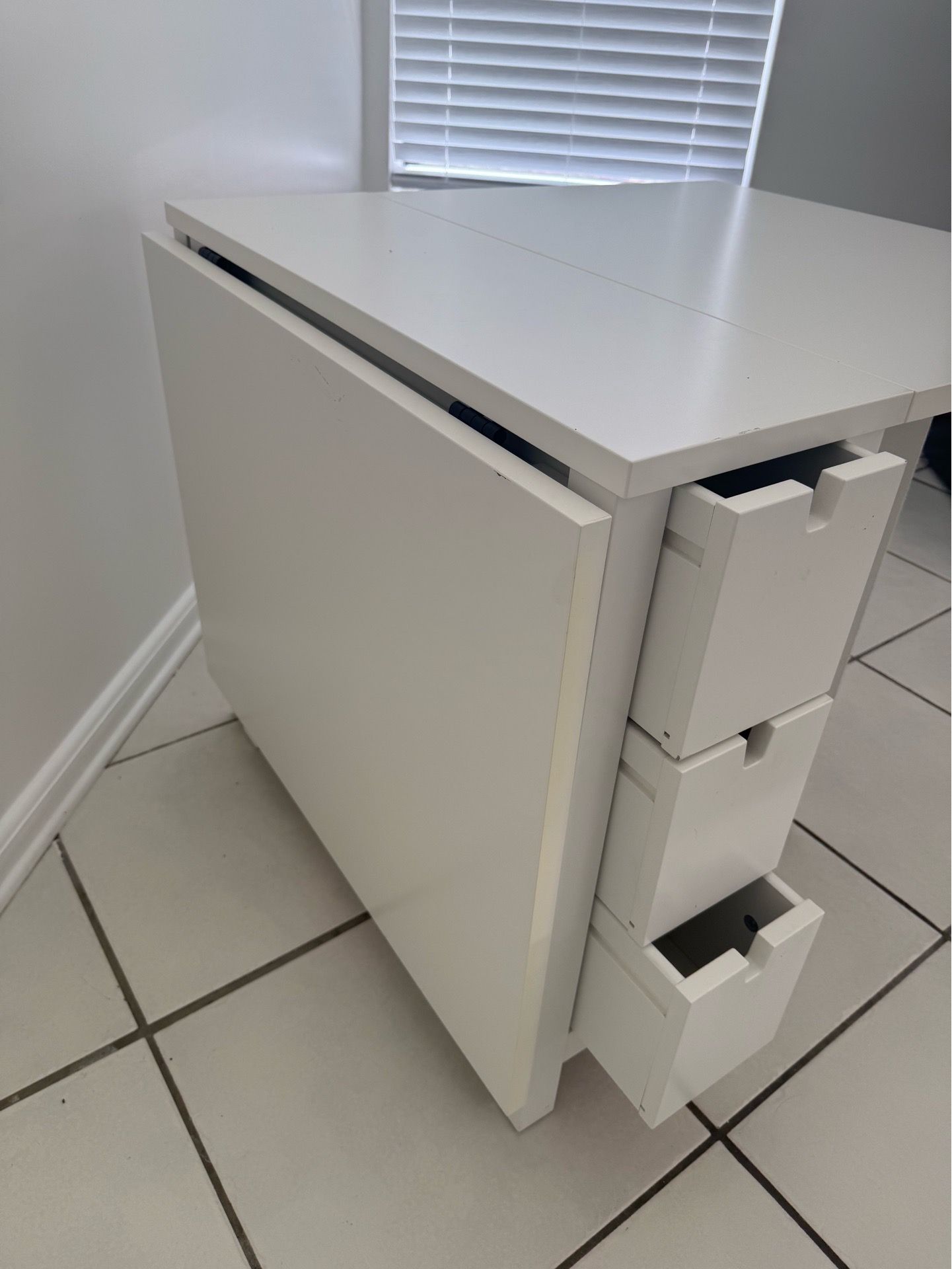 White extension table