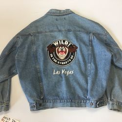 VINTAGE COLLECTORS DENUM JACKET  WARNER BROS. WB STUDIO STORE  SIZE XXL EXCELLENT CONDITION   RIGHTEOUS RELICS 129 W. LAKE MEAD PKWY HENDERSON, NV 890