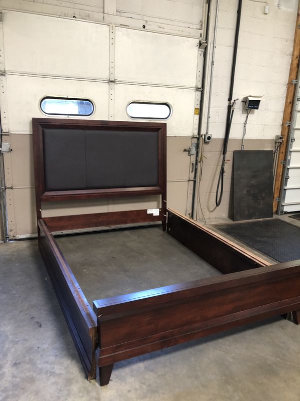 Raymour and Flanigan complete queen bed set for Sale in Manchester, CT