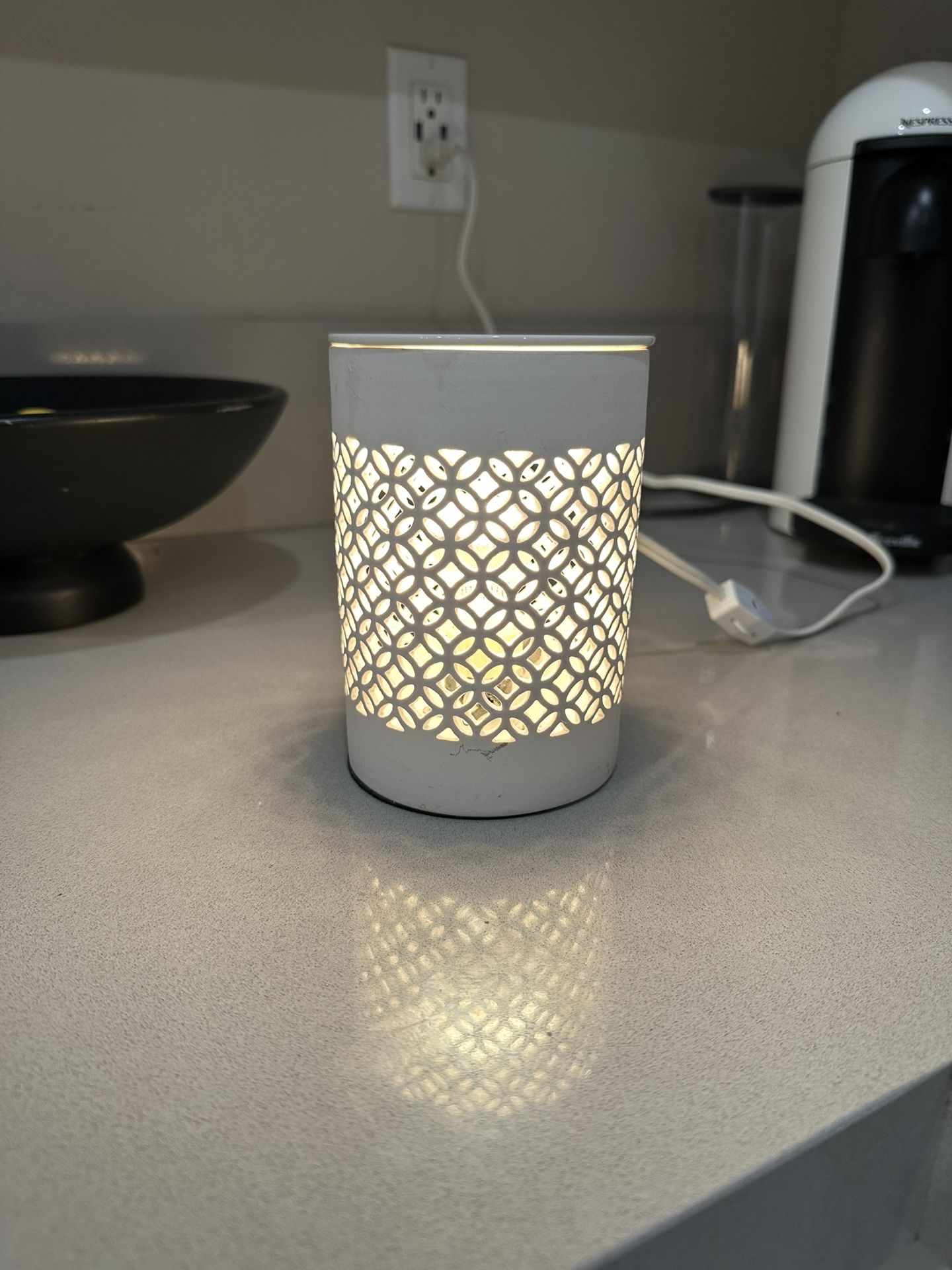 White Matte Lattice Ceramic plug in Wax Warmer