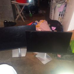 Dell  Screen Monitors 2 Of Em 25 Each.
