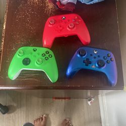Xbox series S And 3 Controllers