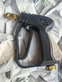 Pressure washer gun with connector