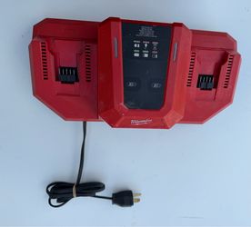 Shop Milwaukee M18 18V Dual Bay Simultaneous Super Charger