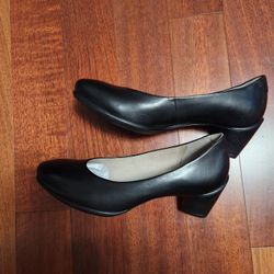 Ecco womens heels shoes, size 8- 8.5, black color, brand new