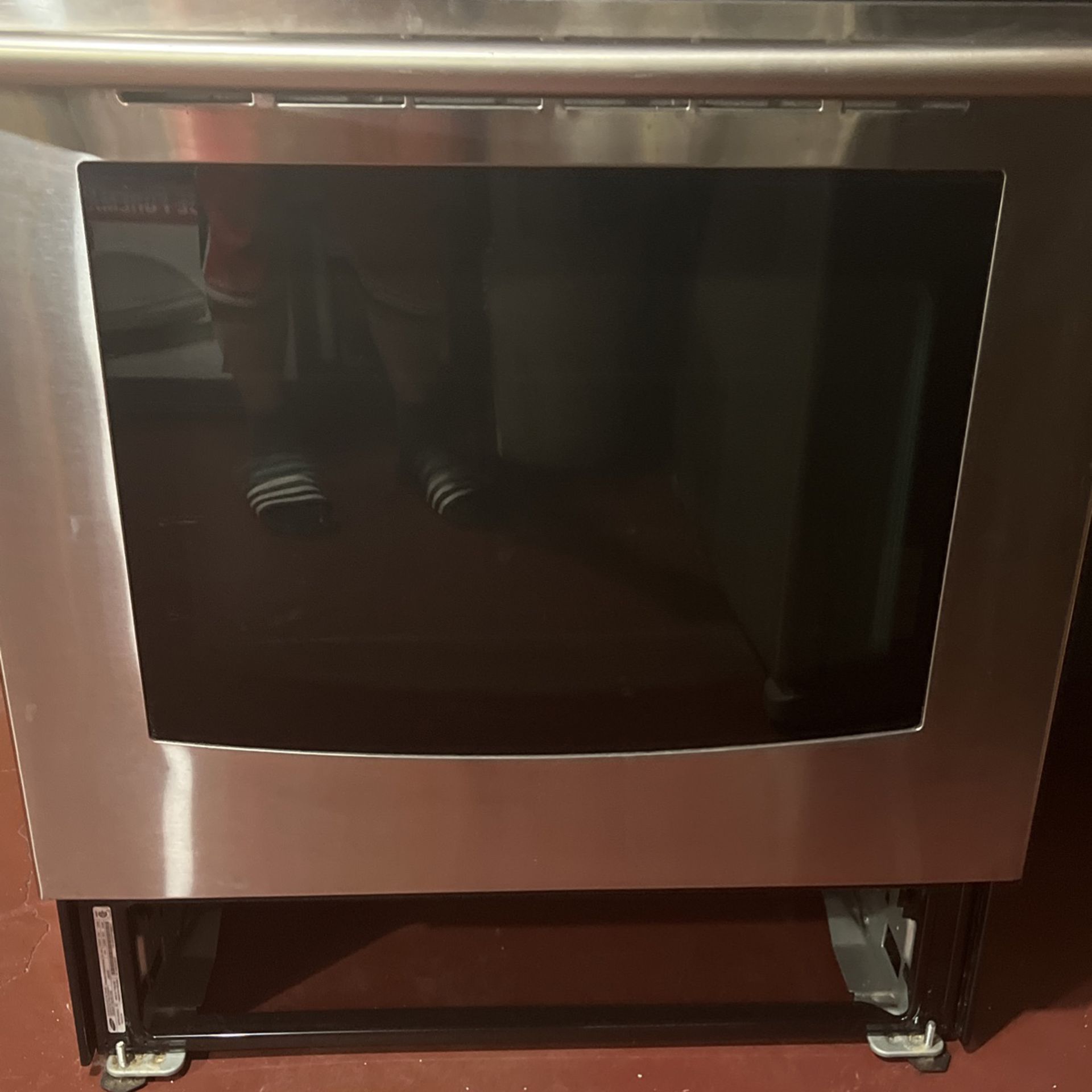 Like new only four years old selling an electric stove for 350