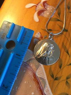 Sterling Silver Jewelry 🌿🌺🌿Sterling Silver round pendant necklace