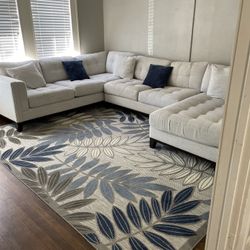 Sectional Couch With Pillows And Carpet 