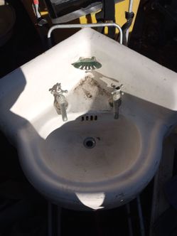 Porcelain cast iron corner shot sink with clam soapfish