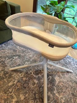Halo Bassinet (Very Lightly Used)