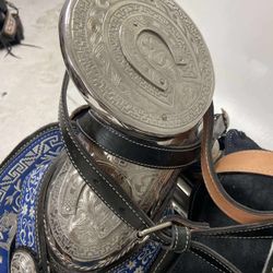 Nuevas monturas charras bordadas con Herrage y fuste plateado