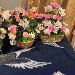 Cinco canastas con flores artificiales $15 por todo