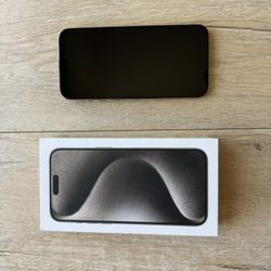 Like New iPhone 15 Pro Max  512GB Unlocked + 7 Cases