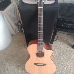 Breedlove Discovery C o n c e r t o  to Electric Acoustic With Built-in Tuner Soft Case Included .