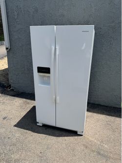 Side by side 25 cubic refrigerator fridge freezer Amana brand I offer delivery $400 firm