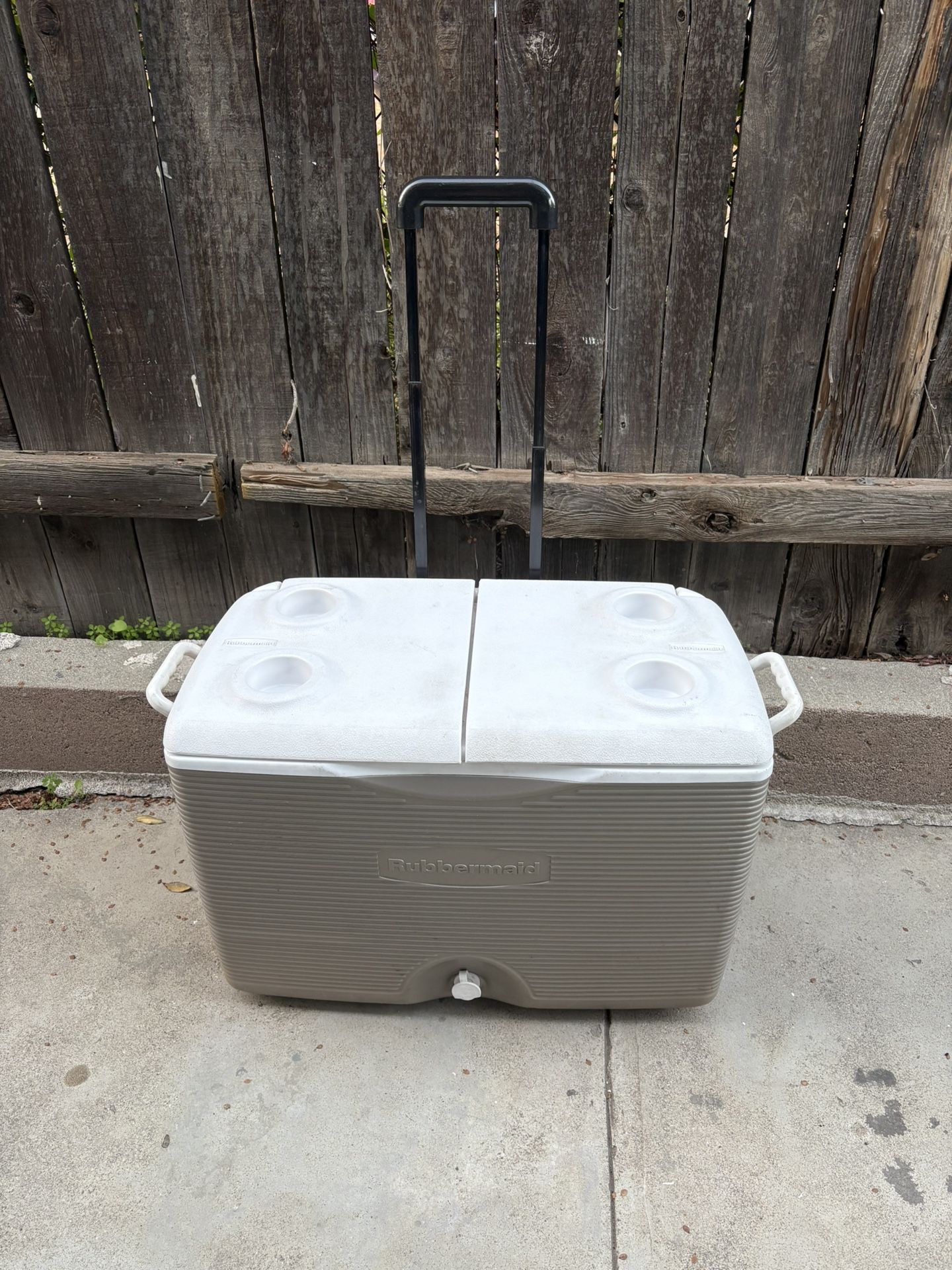Rubbermaid 60qt Wheeled Cooler 