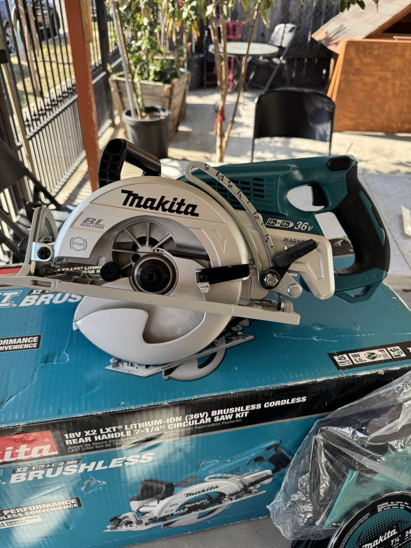 18V X2 LXT 5.0Ah Lithium-Ion (36V) Brushless Cordless Rear Handle 7-1/4 in. Circular Saw Kit