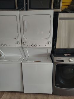 GE stackable 220v eléctric washer dryer combo In Excellent Working Condition