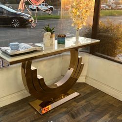 Entrance Table With Marble Top And Rose Gold Metal Stand