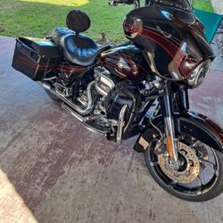 2011 Screaming Eagle CVO Harley Davidson 