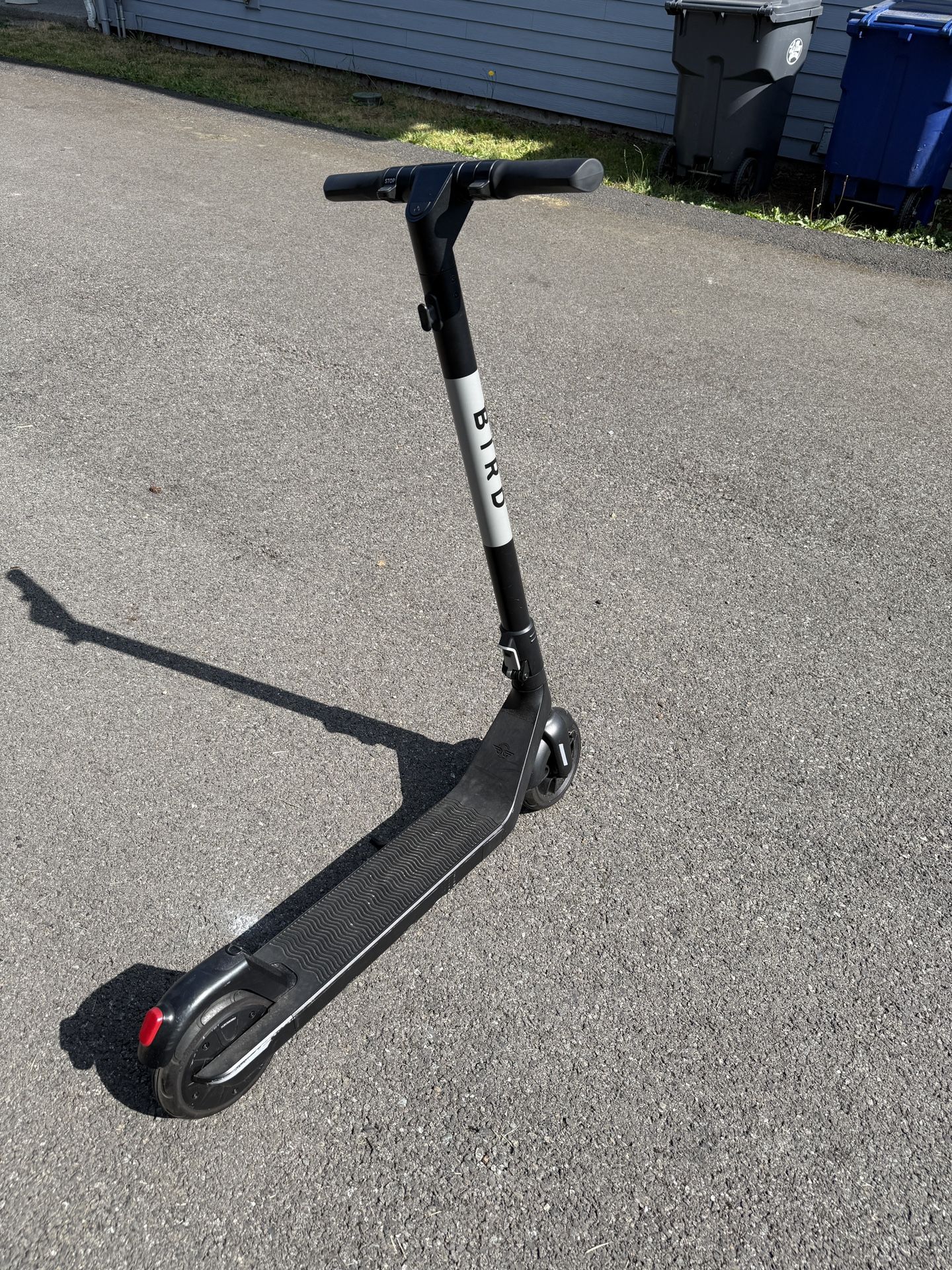 Gently Used Electric Scooter – Fast, Fun, and Ready to Ride!