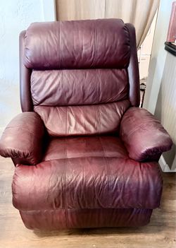 Lazy boy large recliner maroon. 944