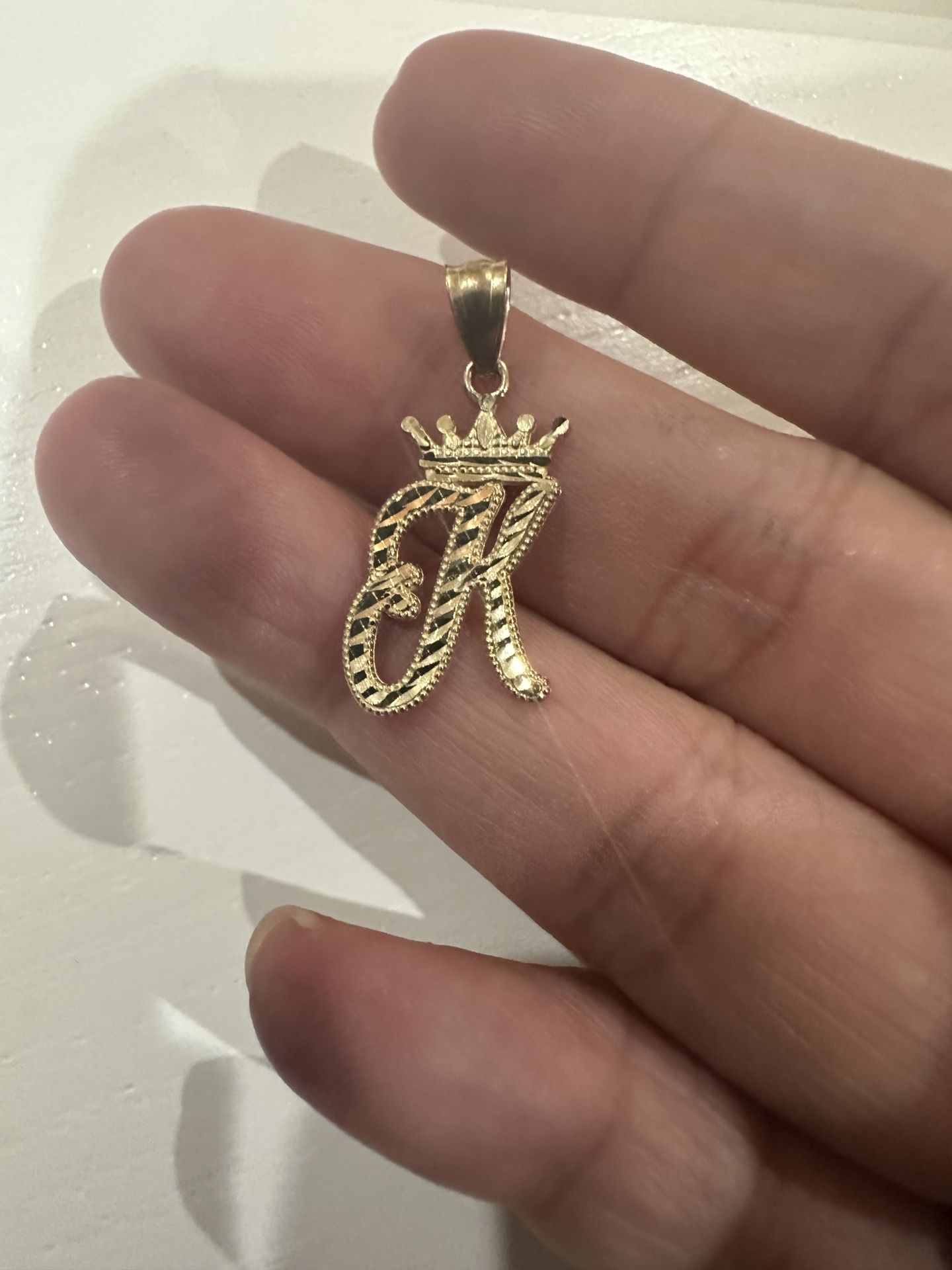 10 Kt Yellow Gold K Pendant With Crown