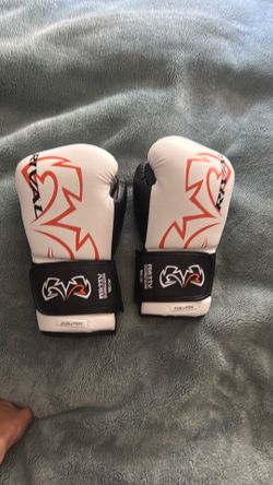 Rival RS11V Boxing Gloves 16 oz