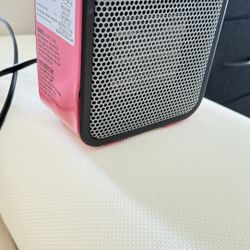 AmazonBasics 500-watt Ceramic Small Space Personal Mini Heater 
