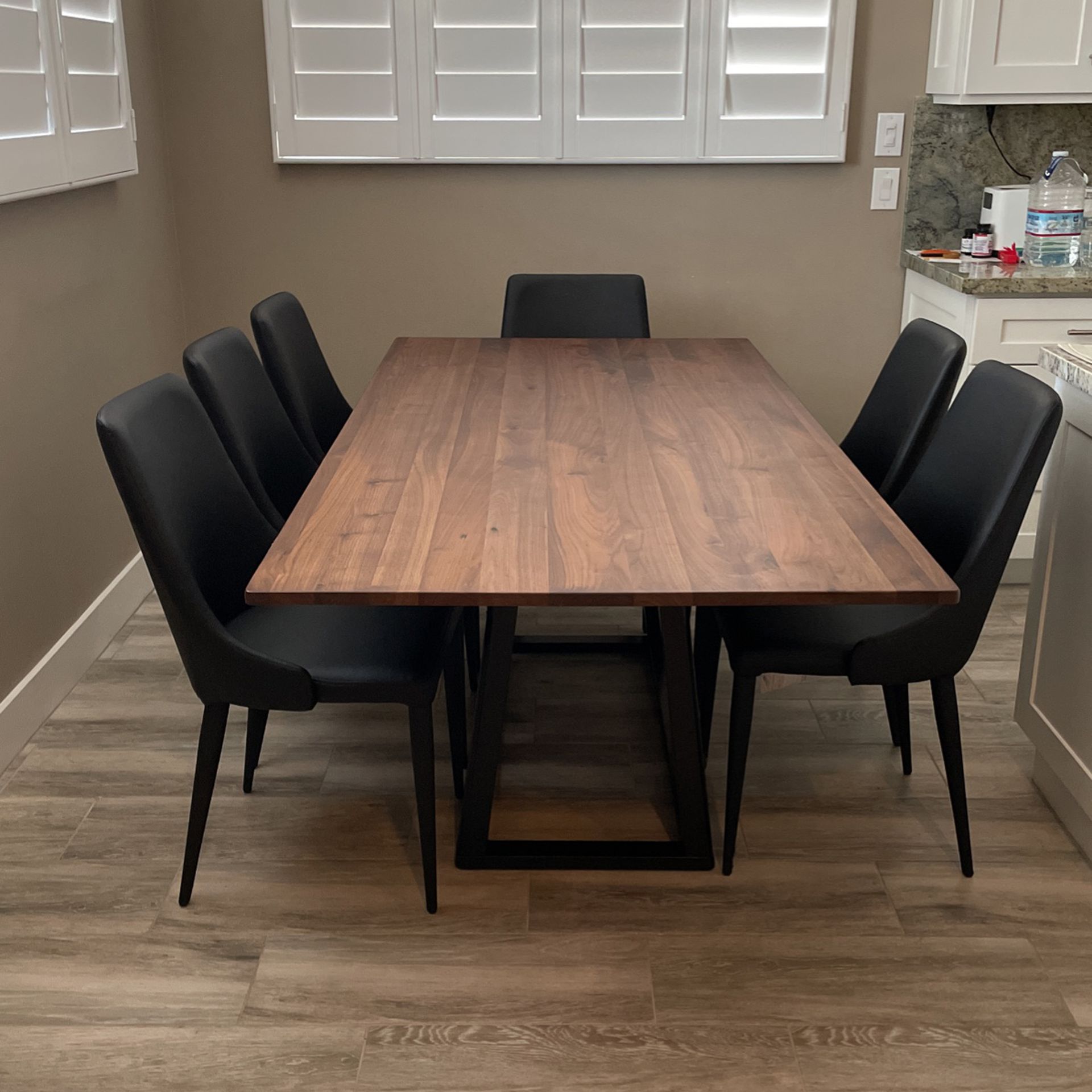 Stylish Dining Table With 6 Faux Leather Chairs 